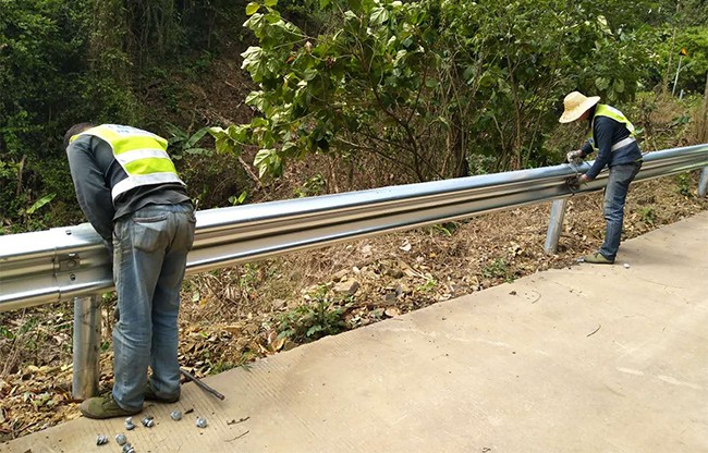 益阳高速公路护栏的定期维护与保养