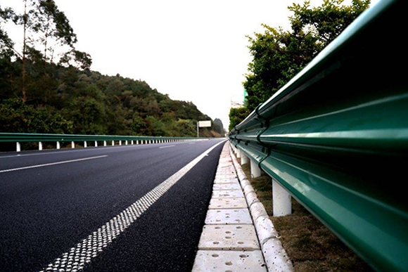 益阳高速公路护栏的常用类型